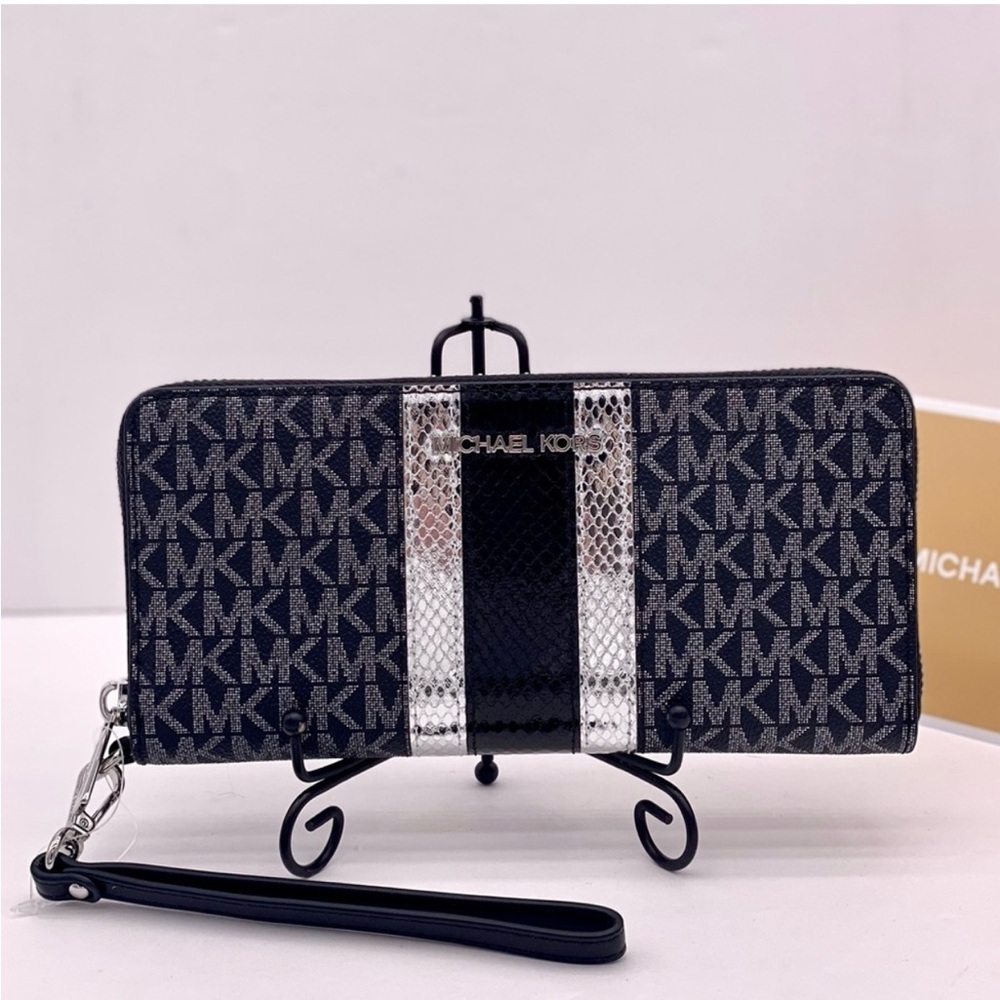 Michael Kors Jet Set Travel Large Signature
Logo and Metallic Continental Wallet - Picture 9 of 11